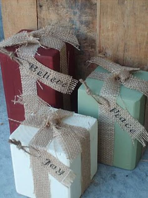 wood blocks tied with burlap - Easiest DIY rustic holiday decor ever! 4x4 Wood Crafts, Natal Country, Rustic Holiday Decor, Crafts Decor, Burlap Christmas, 12 December, Rustic Holiday, Diy Holiday Decor, Christmas Porch