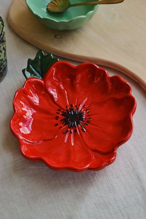 Clay Poppy, Ceramic Poppy, Diy Ceramic, Clay Diy Projects, Garden Pottery, Pottery Crafts, Diy Pottery, Pottery Sculpture, Clay Art Projects