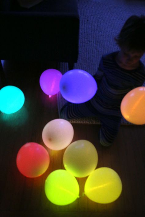 DIY Glow stick balloons - Say Yes Glow Stick Balloons, Galaxy Party, Diy Glow, Party Deco, Glow Stick, Ideas Backyard, Glow Party, Glow Sticks, Backyard Party