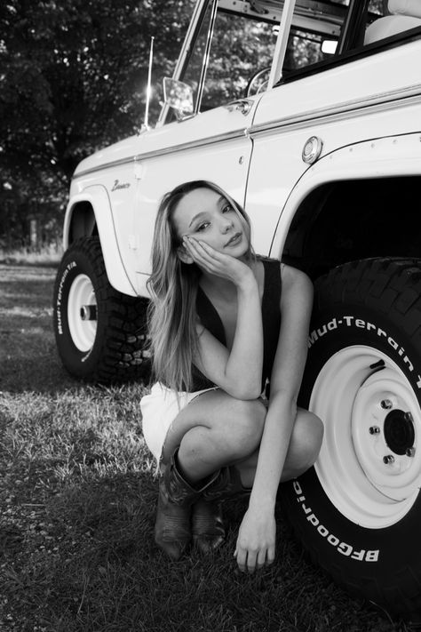 Bronco Senior Pictures, Vintage Bronco Photoshoot, Truck Model Photoshoot, Bronco Photoshoot, Old Bronco Aesthetic, Ford Bronco Beach Aesthetic, Ford Bronco, Shoot Ideas, Photo Shoot