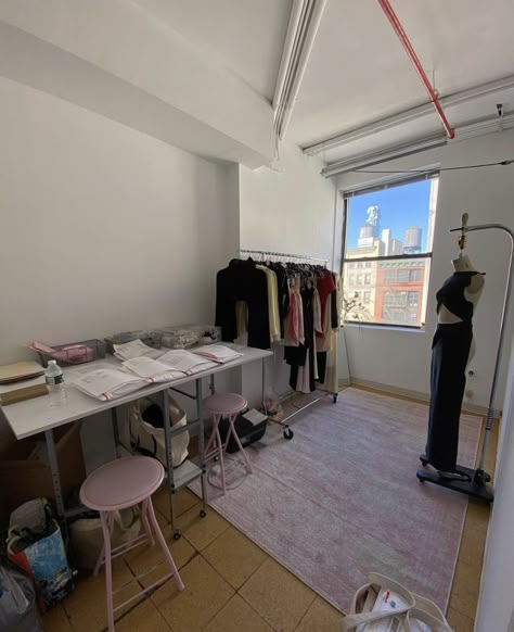 Home Clothing Studio, Desiner Studio Interior, Home Office Fashion Designer, Home Fashion Studio Ideas, Fashion Designer Home Office, Fashion Design Room Ideas, Fashion Studio Apartment, Fashion Studio At Home, Fashion Designer Room Ideas