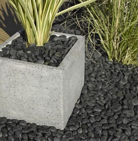 Yard Landscaping with Black Rocks, Popular Stone Types for Modern Landscape Design Black Rock Landscaping, Garden Tricks, Landscaping Rock, Decorative Pebbles, Contemporary Planters, White Pebbles, Professional Landscaping, Modern Landscape Design, Polished Pebble