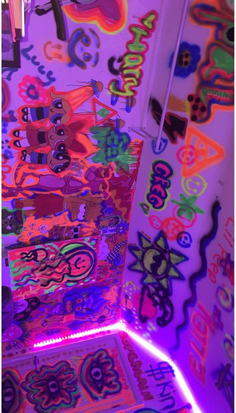 Simple Spray Paint Graffiti, Neon Graffiti Room, Cool Spray Paint Ideas, Neon Wall Art Paint, Spray Paint Art On Wall, Spray Painted Bedroom Wall, Graffiti Bedroom Wall Aesthetic, Spray Paint Graffiti Art, Spray Paint Bedroom Wall Aesthetic