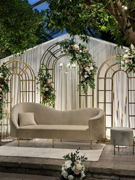 Wedding inspo Arch Wedding Backdrop, Wedding Sofa, Casual Wedding Decor, Formal Wedding Decor, Tent Wedding Reception, Bridal Backdrops, Night Wedding Decor, Glamorous Wedding Decorations, Metal Wedding Arch