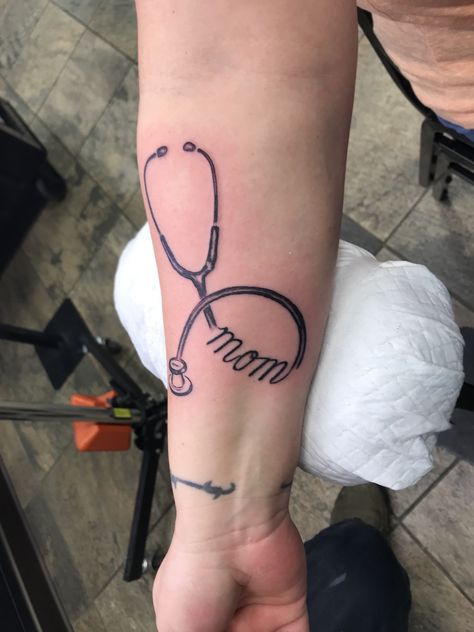 Stethoscope with mom tattoo! I love being a nurse, and I love my mom 💗 Nurse Symbol Tattoo, Mother Of 3 Tattoo Ideas, Easy Half Sleeve Tattoos, John Tattoo, Stethoscope Tattoo, Grandma Tattoos, Doctor Tattoo, Rip Tattoo, Being A Nurse