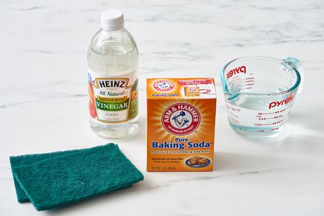 Add about a half cup of baking soda to the drum of the washing machine and then add distilled white vinegar to the fabric softener dispenser. This specificity is important Clean Burnt Pots, Fabric Softener Dispenser, At Home Science Experiments, Baking Soda Vinegar, Pantry Essentials, Vinegar Cleaning, Hard Water Stains, White Sheets, Distilled White Vinegar