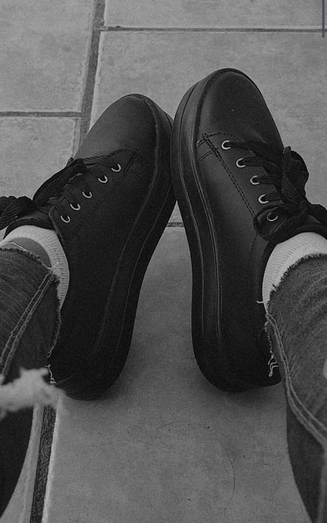 Aesthetic Shoes Black, Black Sneakers Aesthetic, Cheap Black Shoes, Black Shoes Aesthetic, Nice Black Shoes, Outfit Claims, Parent Dr, Dr Aesthetic, 80s Shoes