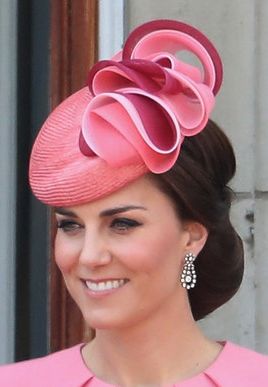 Vévodkyně Kate, Kate Middleton Hats, Fascinator Hats Diy, Herzogin Von Cambridge, Royal Hats, Jane Taylor, Estilo Real, Catherine Elizabeth Middleton, בר מצווה