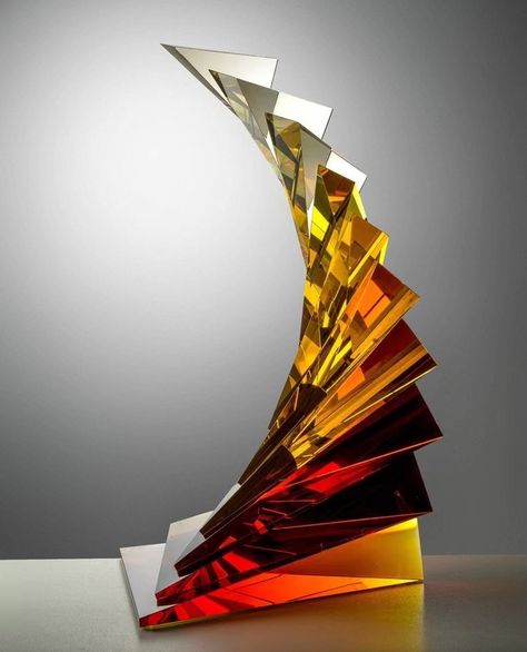 Acrylic Sculpture Artworks, Glass Sculpture Art, Triangular Architecture, Glass Architecture, Acrylic Vase, Trophy Design, Geometric Sculpture, Glass Installation, Cast Glass