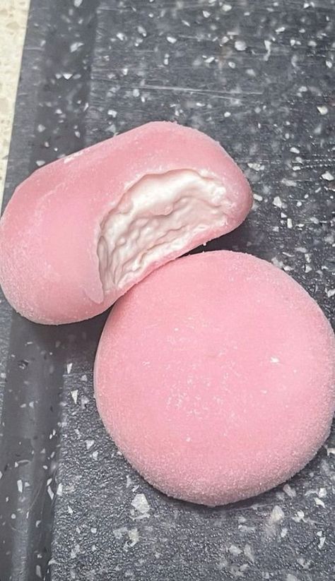 Pink Donuts, Cute Snacks, Pink Foods, God Mat, Food Therapy, Yummy Comfort Food, Sweet Snacks Recipes, Food Drinks Dessert, Japanese Sweets