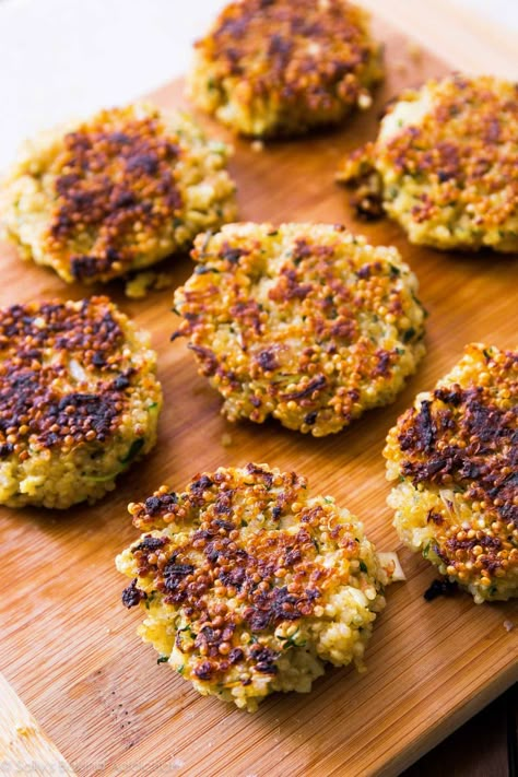 Crispy Quinoa Patties - these versatile patties are crispy on the edges, warm in the center, and freeze well for a quick meal. Add your favorite spices and veggies! Quinoa Patties, Veggie Quinoa, Crispy Quinoa, Chopped Veggies, Sallys Baking, Fried Okra, Quinoa Burgers, Oven Fried, Patties Recipe