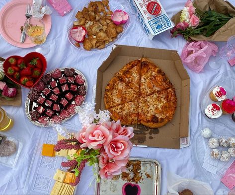 Picnic Galentines Day, Galentines Picnic Food Ideas, Valentines Day Picnic Aesthetic, Valentine’s Picnic, Galentines Beach Picnic, Galentines Picnic Ideas, Valentine’s Day Picnic Ideas, Galentines Picnic Aesthetic, Picnic San Valentin