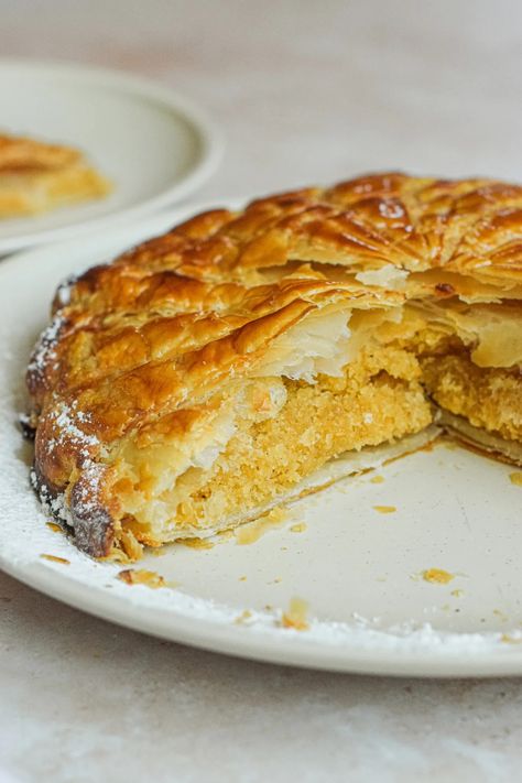 Galette Des Rois - French King Cake (easy & delicious recipe) French King Cake, Galette Des Rois Recipe, The Three Kings, Puff Pastry Filling, The Epiphany, Bakewell Tart, Puff Pastry Dough, Cake Easy, French Desserts