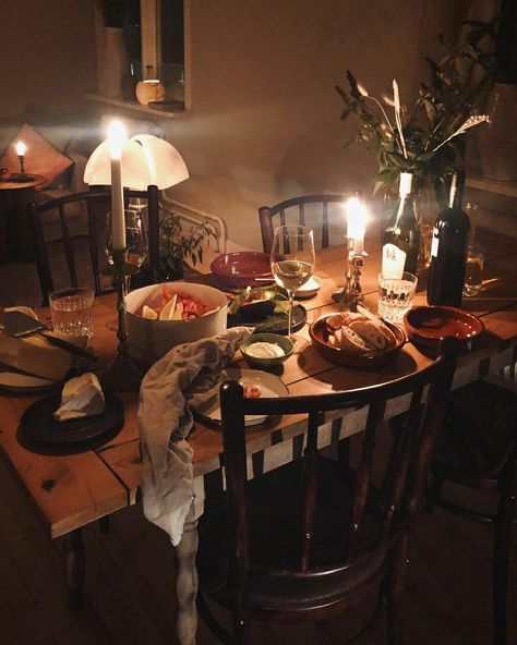 Grunge Dining Room, Candles Dining Table, Dining Table Candles, Romantic Dinner, Dream Apartment, First Apartment, House Room, Wine And Dine, Dream House Decor