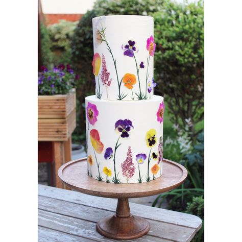 Pressed edible flower wedding cake, perfect for a garden or outdoor wedding! Buttercream Painting, Edible Picture Cake, Crazy Wedding Cakes, Flower Wedding Cake, Edible Flowers Cake, Flower Cake Decorations, Edible Cake Decorations, Flower Cakes, Cotswolds Wedding