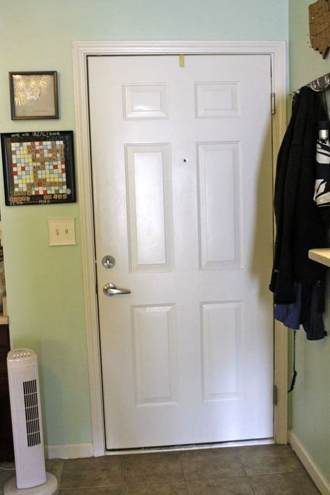 How to Make a Renter Friendly Front Door Update DIY Renter Friendly Front Door, Door Update Diy, Door Makeover Diy Interiors, Front Door Update, Door Update, Renter Friendly Decorating, Renter Hacks, Diy Interior Doors, Diy Closet Doors