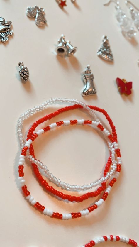 Christmas Bracelet Ideas Diy, Christmas Beaded Necklace Ideas, Xmas Bracelets Diy, Christmas Seed Bead Necklace, Winter Bracelets Diy, Christmas Bracelet Ideas Seed Beads, Christmas Necklace Beads, Christmas Seed Bead Jewelry, Preppy Christmas Bracelet Ideas