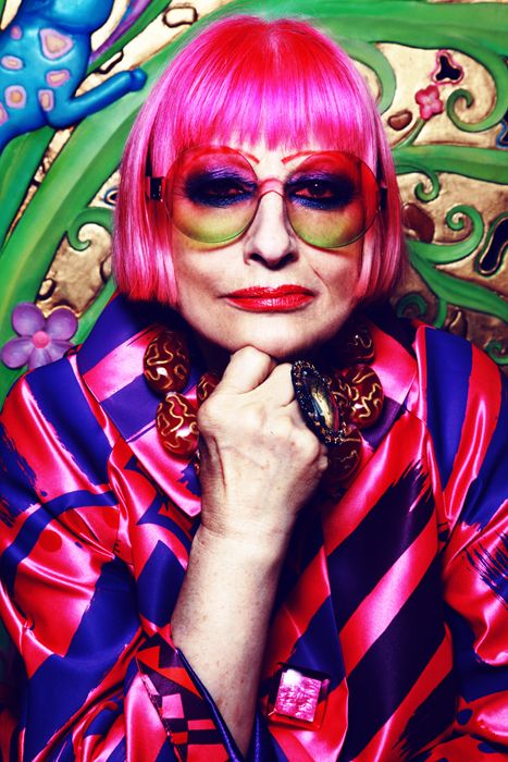 Zandra Rhodes, British fashion designer known for her use of vibrant colours Sarah Moon, Zandra Rhodes, Ossie Clark, Senior Style, Eccentric Style, Paolo Roversi, Peter Lindbergh, Advanced Style, Ageless Style