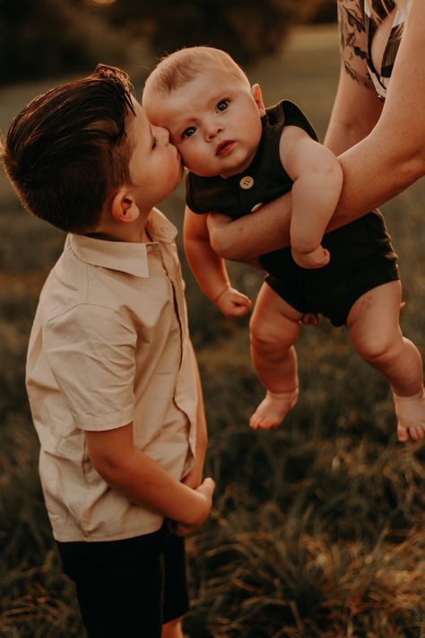 Brother Brother Photography, Family 4 Poses Picture Ideas, Family Photo Poses Siblings, Brother Fall Pictures, New Sibling Pictures, Outside Newborn Pictures With Siblings, Family Of Four Photoshoot Poses, Brother Fall Photo Ideas, Family Of 4 Picture Poses With Newborn Outside