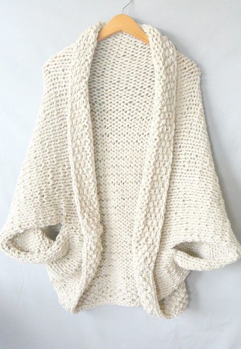 easy-knit-blanket-sweater, free pattern on http://MamaInAStitch.com Blanket Sweater Pattern, Pola Sweater, Easy Knit Blanket, Shrug Knitting Pattern, Shrug Pattern, Fair Isles, Blanket Sweater, Sweater Knitting, Pattern Knitting