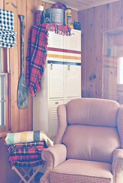 How do I make my cabin look cozy? These vintage cabin decor ideas show you how to use your retro collections as cozy cabin style decor. Plaid thermoses, old skis, thrifted blankets and fishing gear are styled creatively in this northwoods rustic cabin. Get inspired to use your vintage finds as cozy cabin style decor. Lake Cottage Decorating Ideas, Bunkie Decor, Camp Decorating Ideas, Vintage Camp Decor, Vintage Camp Style Decor, Campy Decor, Lake Cabin Decorating Ideas, Playroom Refresh, Cabin Decor Ideas