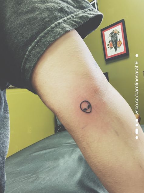 Alien Tattoo Aesthetic, Floral Alien Tattoo, Time Matching Tattoos, Cute Alien Tattoo Ideas, Mini Alien Tattoo, Alien Stick And Poke, Alien Outline Tattoo, Alien Aesthetic Tattoo, Small Cute Alien Tattoos