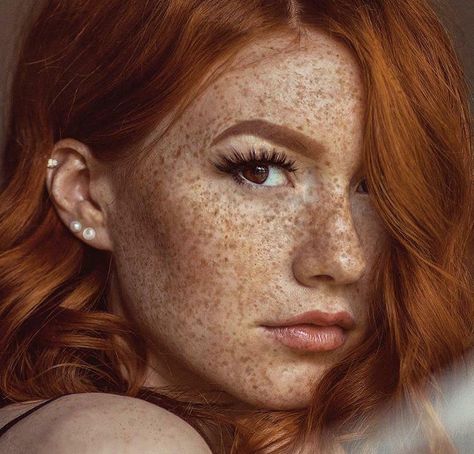 Red Headed Woman, Red Hair Freckles, Women With Freckles, Beautiful Freckles, Natural Red Hair, Pretty Redhead, Redhead Models, Freckles Girl, Red Haired Beauty