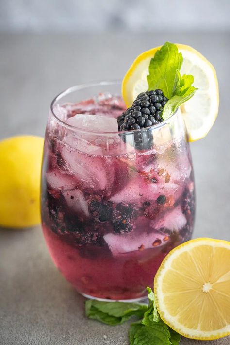 Non-Alcoholic Blackberry Mojito - Simple Fruity Mocktail Blackberry Drinks Non Alcoholic, Fruity Mocktail, Non Alcoholic Mojito, Blackberry Mojito, Blackberry Drinks, Easy Mocktails, Classic Mojito, Mojito Mocktail, Blackberry Syrup