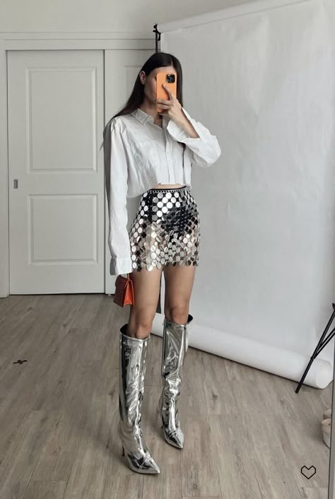 Sparkly Boots Outfit, Silver Skirt Outfits, Sequin Skirt Outfit, Look Festival, Silver Boots, Looks Country, Cute Birthday Outfits, Christmas Outfits Women, Nye Outfits