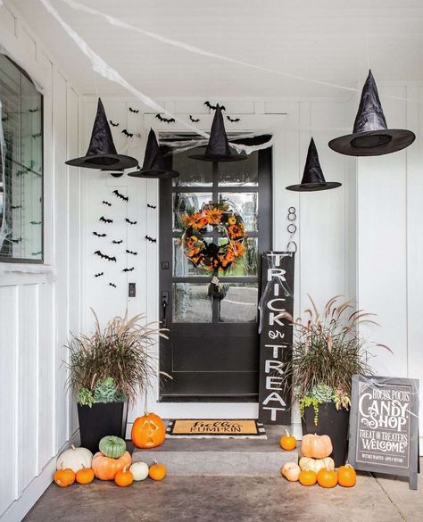 Spooktacular Halloween Front Porch Decor Ideas to Impress Your Guests - Melanie Jade Design Porche Halloween, Halloween Porch Sign, Front Porch Decor Ideas, Fall Mums, Pumpkin Display, Halloween Front Porch Decor, Creepy Decor, Halloween Front Porch, Front Porch Decor