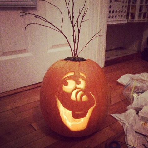 Olaf Carving With Sticks Olaf Pumpkin Carving, Frozen Pumpkin Carving, Olaf Pumpkin, Disney Halloween Nails, Pumkin Decoration, Cute Pumpkin Carving, Disney Pumpkin Carving, Pumkin Carving, Halloween Pumpkin Carving Stencils