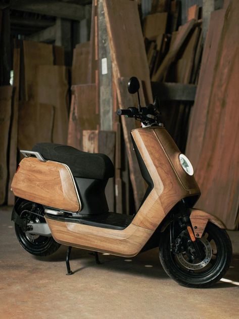 Custom NIU moped with a wooden body gives the electric scooter a hipster steampunk aesthetic - Yanko Design Electric Moped Scooter, Wooden Scooter, Electric Scooter Design, Steampunk Aesthetic, Electric Moped, Scooter Design, Moped Scooter, Amazing Woodworking, E Scooter