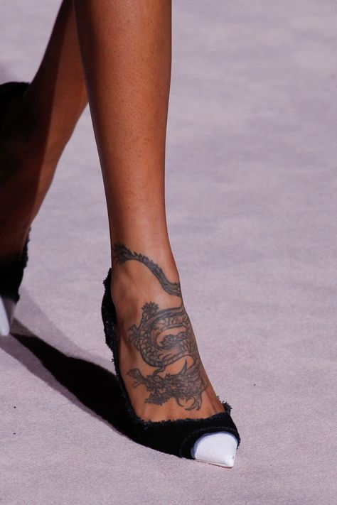 Tom Ford Spring 2018 Ready-to-Wear  Fashion Show Details Womans Tattoos, Women Tattoo Ideas, Serpent Tattoo, Fashion Tattoo, Foot Tattoos For Women, Tattoed Women, Diy Tattoo, Foot Tattoo, Snake Tattoo