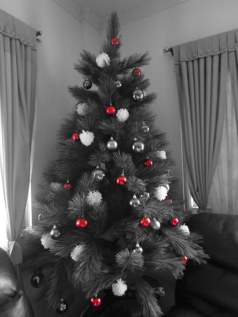 Christmas tree. Red, white and grey themed.  #christmas #christmastree Grey Christmas Decor, Glamorous Christmas Tree, Contemporary Christmas Decor, Grey Christmas Tree, Christmas Tree Decoration Ideas, Red And White Christmas Tree, Tree Decoration Ideas, White Christmas Tree Decorations, Floral Christmas Tree