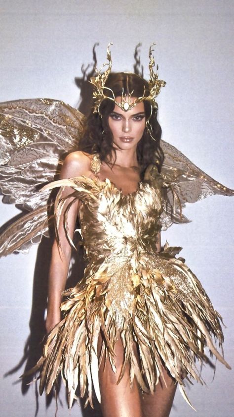 Kendall Jenner Halloween, Couples Costumes Creative, Stile Kendall Jenner, Best Couples Costumes, Best Celebrity Halloween Costumes, Fairy Halloween Costumes, Classic Halloween Costumes, Halloween Beauty, Halloween Costumes For 3