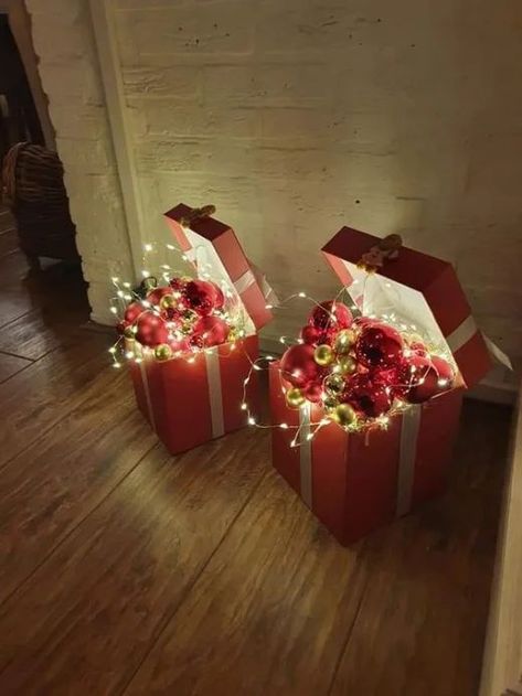 Les 50 plus belles décorations de Noël à faire soi-même de tous les temps Pallet Christmas Trees, Pallet Christmas Tree, Pallet Christmas, Easy Christmas Decorations, Festive Decoration, Christmas Decorations Diy Outdoor, Diy Christmas Decorations Easy, Candy Christmas Decorations, Office Christmas