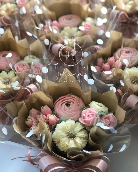 Flower Cupcake Centerpieces, Bouquet Of Flower Cupcakes, Mother’s Day Cupcake Flower Bouquet, Small Cupcake Bouquet, Buttercream Flower Cupcake Bouquet, Mini Cupcakes Flowers, Bouquet Of Cupcake Flowers, Cupcake Mothers Day, Wedding Cupcake Bouquet