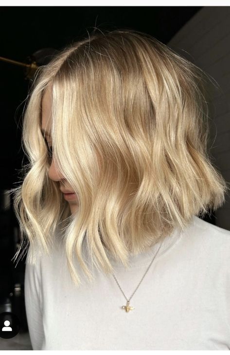 Blonde Shadow Root Short Hair, Short Hair Strawberry Blonde, Blonde Bob Curtain Bangs, Warm Blonde Short Hair, Short Blond Haircut, Dirty Blonde Hair Short, Honey Blonde Short Hair, Lived In Blonde Bob, Blonde Hair Shadow Root