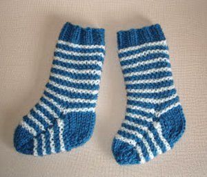 Two Needle Baby Socks EASY free pattern (Might be a quick way to learn to work with Double-Pointed Needles before tackling big socks) Marrianna Lazy Daisy Days Patterns, Baby Socks Free Knitting Pattern, Baby Socks Design, Two Needle Socks, Knitted Baby Socks, Baby Socks Knitting Pattern, Daisy Patterns, Knitting Business, Baby Socks Pattern