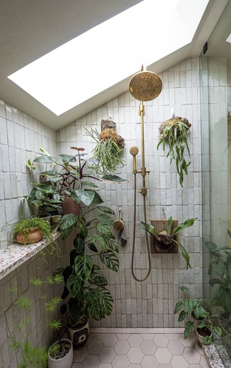 Rainforest Inspired Bathroom, Plant Shower Ideas, Bathroom Astethic Cozy, Shower With Plants Inside, Plants In The Shower Ideas, Showers With Plants, Plants In Shower Ideas, Shower With Plants, Plants In Shower