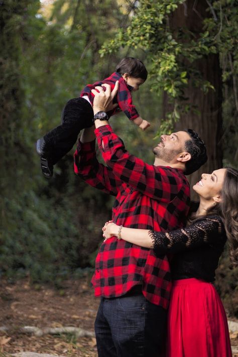 September Christmas, Christmas Outfits For Family Pictures, Family Christmas Pictures Outfits, Christmas Instagram Pictures, Family Photo Outfits Winter, Sweet September, Christmas Pictures Outfits, Baby Photography Poses, Christmas Family Photoshoot