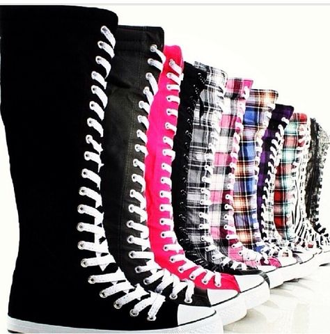 Converse knee high boots (I love the black and red ones) Emo Shoes, Knee High Sneakers, Knee High Converse, Converse Boots, Sneakers Ladies, Moda Rock, Crazy Fashion, Converse High Top, Mode Punk