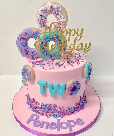 2 Sweet Birthday Cake, Donut Cake Birthday, Bolo Tumblr, Donut Birthday Cake, Donut Theme Party, Sweet Birthday Cake, Doughnut Party, Donut Themed Birthday Party, 2nd Birthday Party For Girl