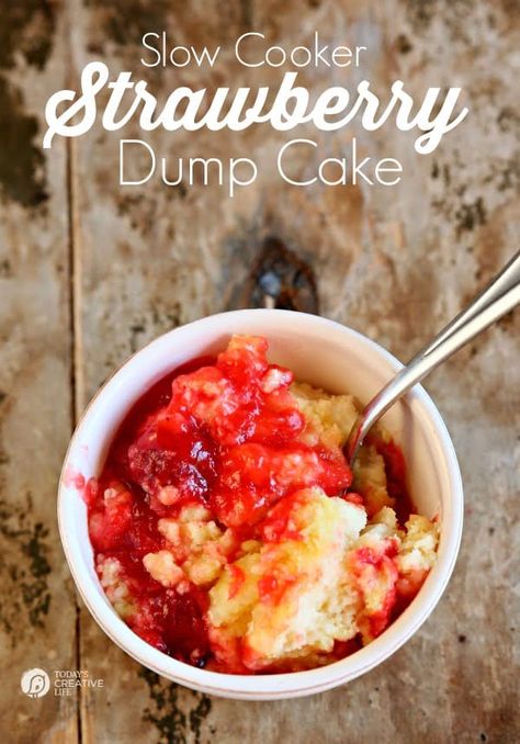 Dessert Crockpot, Easy Dump Cake Recipes, Strawberry Dump Cake, Crockpot Cake, Gooey Desserts, Crockpot Dessert, Easy Dump Cake Recipe, Crockpot Desserts, Summer Crockpot Recipes