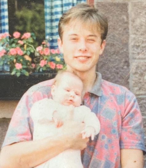 Alexandra Musk-Steuart on Instagram: “I feel so privileged and excited to witness the monumental @spacex rocket launch from @kennedyspacecenter this week. I am so proud for my…” Elon Musk Young Photo, Young Elon Musk, Elon Musk Young, Elon Musk News, Elon Mask, Elon Reeve Musk, Spacex Rocket, Elon Musk Tesla, Rocket Launch