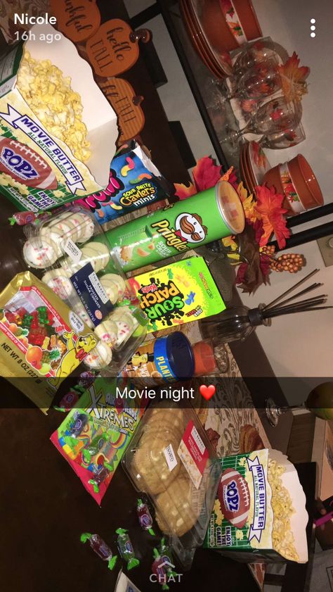 Movie Date Night Snacks, Movies Night Snacks, Best Snacks For Sleepovers, Girls Night In Party Ideas Food, Birthday Movie Night Ideas, Girls Night Food Ideas, Sleepover Candy, Food Sleepover, Snack Movie Night