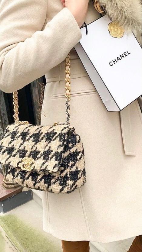 Chanel 19 Tweed Bag, High End Fashion Aesthetic, Tweed Chanel Bag, Chanel 19 Tweed, Shoulder Bag Aesthetic, Chanel 19 Bag, Bag Wishlist, Chanel Hydra Beauty, Y2k Fashion Aesthetic