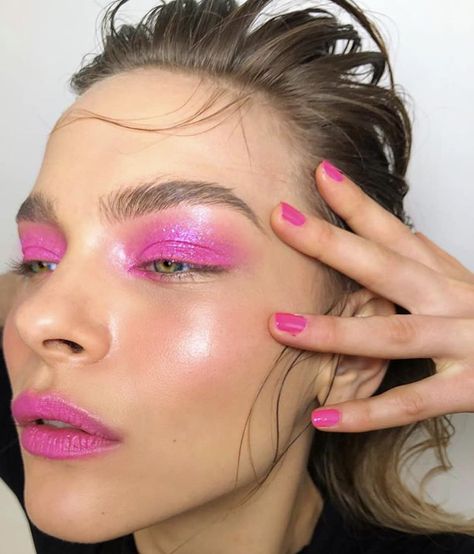 This matching monochrome make-up look is brightening up our midweek blues. This look has inspired us to embrace the power of pink 🌷Using… Dramatic Eyeshadow, Pink Monochrome, Monochrome Makeup, Monochrome Makeup Look, Photos Of Eyes, Red Monochrome, Makeup Studio, Pink Makeup, Makeup Forever