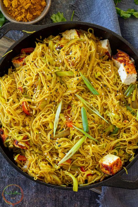 Singapore Noodles - Street Style | This That More | Vegetarian Homemade Singapore Noodles, Recipes Noodles, Cooking Noodles, Homemade Curry Powder, Red Chili Paste, Singapore Noodles, Chinese Buffet, Meat Meals, Noodles Recipes