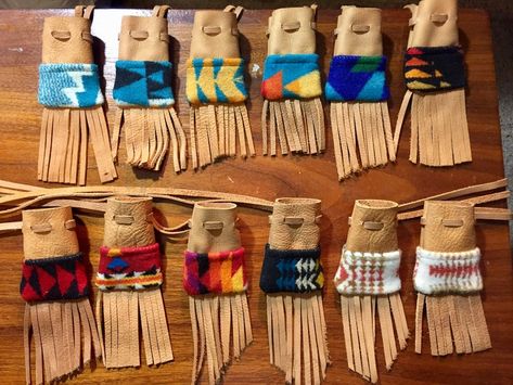 Native American Medicine Bag, American Quilts Patterns, Medicine Bag Necklace, Amulet Bag, Leather Medicine Bag, Medicine Bags, Necktie Crafts, Medicine Pouch, Beaded Pouch